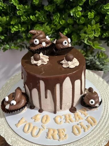Bolo de aniversário divertido com cobertura de chocolate