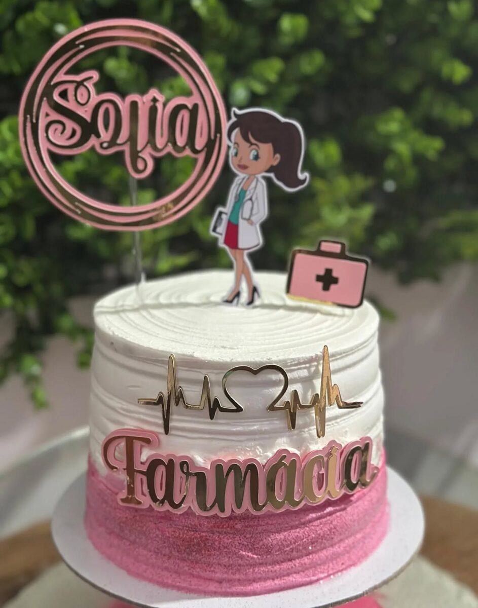 Bolo temático para formatura de farmácia, com topo personalizado