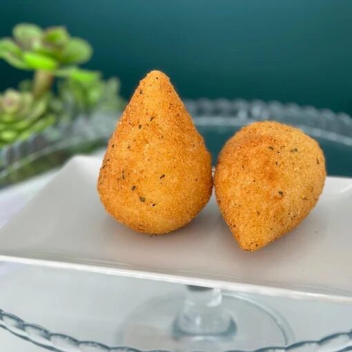 Coxinhas douradas e crocantes