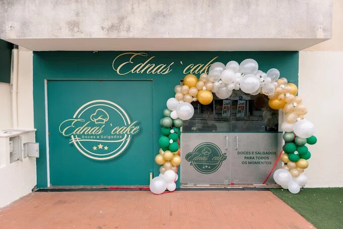 Fachada da loja Ednas´cake em Arcozelo, decorada com balões dourados, verdes e brancos