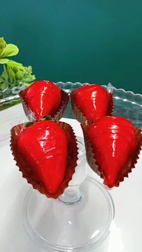 Morangos do amor cobertos de caramelo vermelho