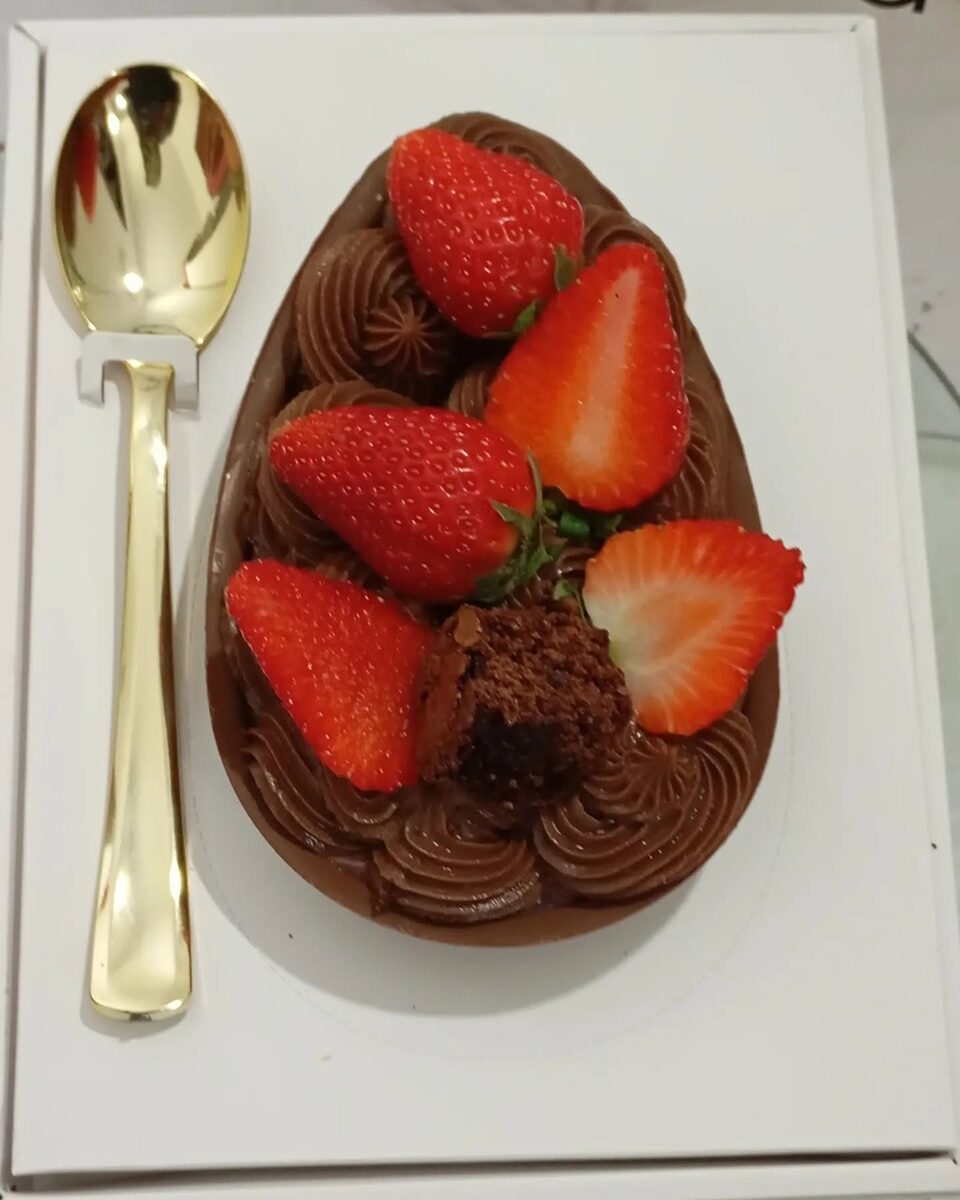 Ovo de chocolate decorado com morangos frescos